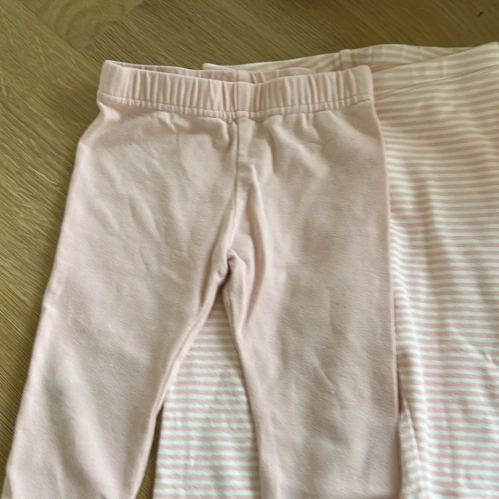 Four toddler leggings, varying brands, see video. Size 18-24m/ 2T - Picture 3 of 4